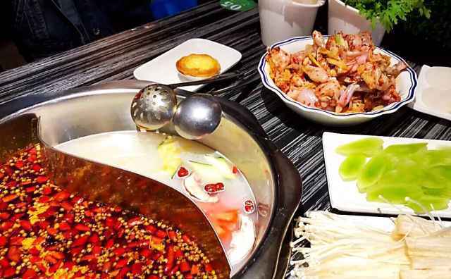 加盟牛蛙火锅店怎么打造自己的特色，这四点很关键