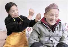 “孙女”把邻居接进家照顾13年
