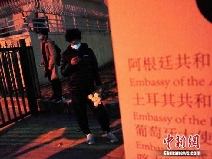 中国球迷悼念马拉多纳：那时，我爱他飘逸的长发