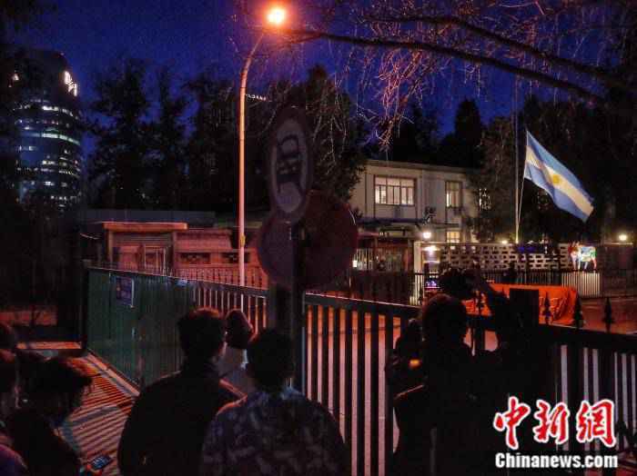 中国球迷悼念马拉多纳：那时，我爱他飘逸的长发
