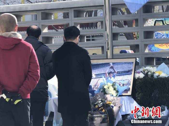 中国球迷悼念马拉多纳：那时，我爱他飘逸的长发