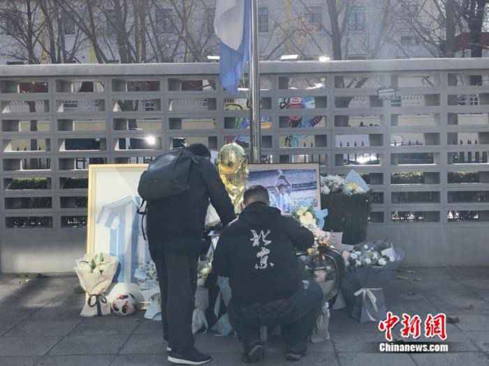 中国球迷悼念马拉多纳：那时，我爱他飘逸的长发