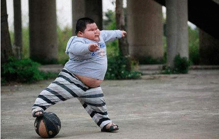 8岁男孩140斤，奶奶出绝招帮孙子减肥，现在奶奶真难当