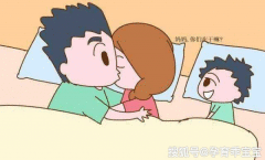 当孩子撞到父母“恩爱”会有什么反应？尴尬之余，值得深思