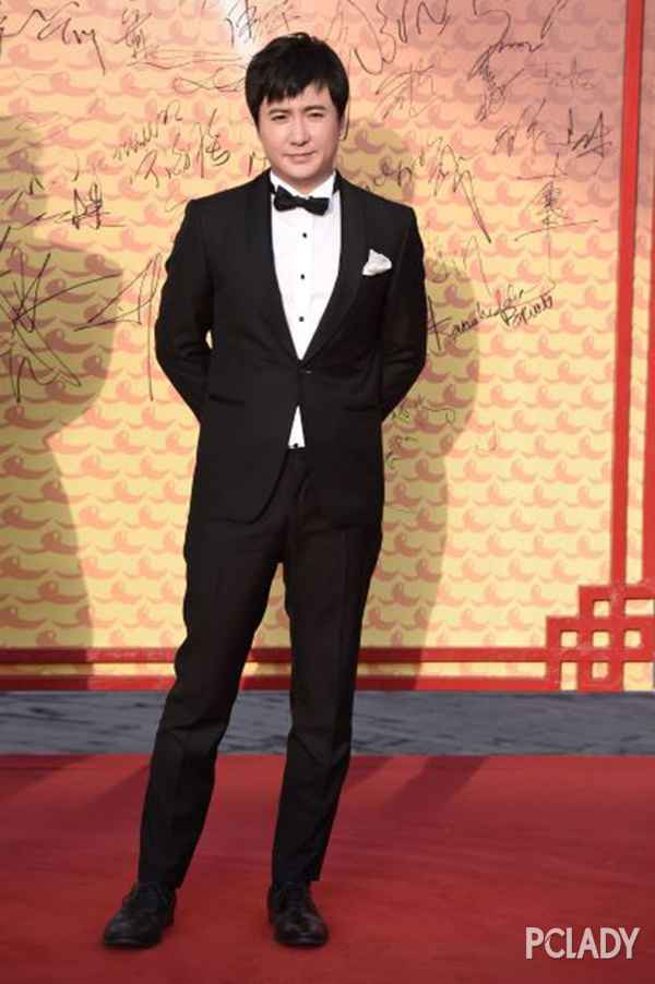 沈腾身着 CANALI 黑色青果领制服列席 2019 亚洲影视周红毯及启动典礼