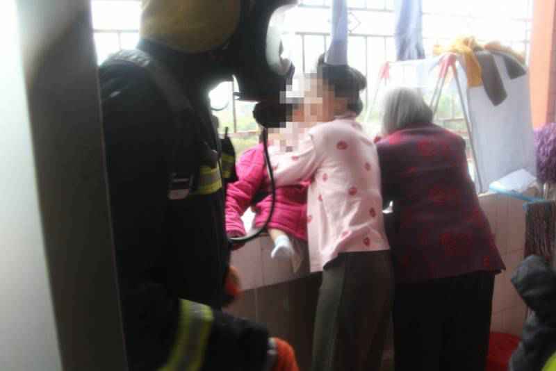 深圳一住宅起火，老人妇女幼童被困呼救，起火物品在冬天常见