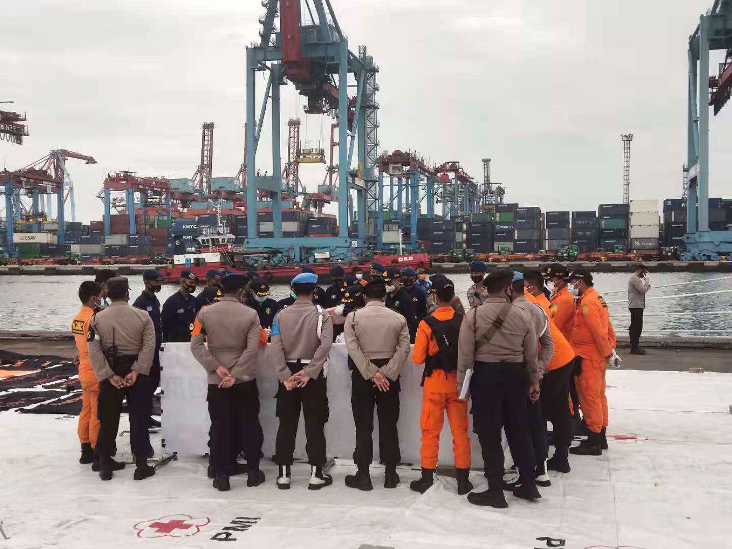印尼发现大量失事客机碎片 仍在寻找另一个黑匣子
