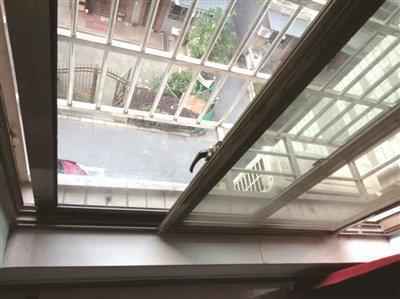 男童坠楼，其母要求房东赔偿，网友：您咋不怪地球有引力