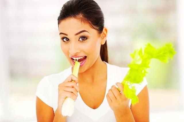 孕期常吃这4种食物，补再多钙都是枉然，很难吸收