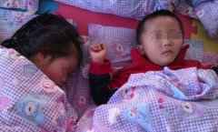 老师不小心发了张孩子午睡的照片, 1分钟后, 家长群里闹翻了天