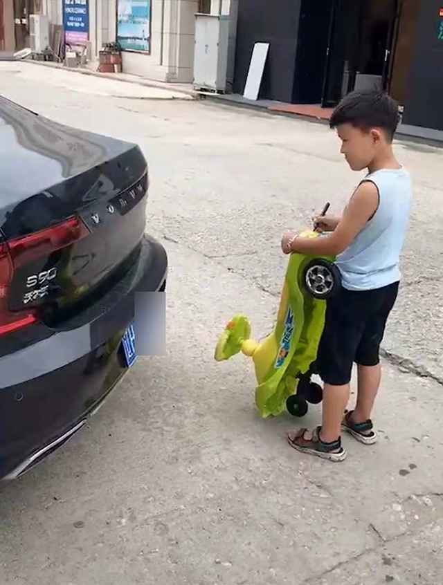 原创
儿子嫌自己的小车低端，照着爸爸的汽车画车标，网友：国产变进口