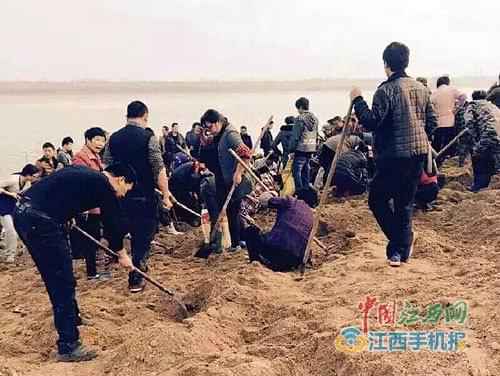 江西赣江边惊现大量铜钱 数百人齐聚沙滩寻宝