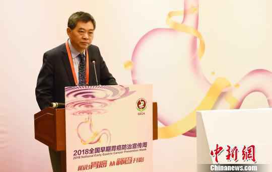 中国工程院院士李兆申表示，早发现、早诊断、早治疗是延长胃癌患者生存期的关键。　芊烨 摄