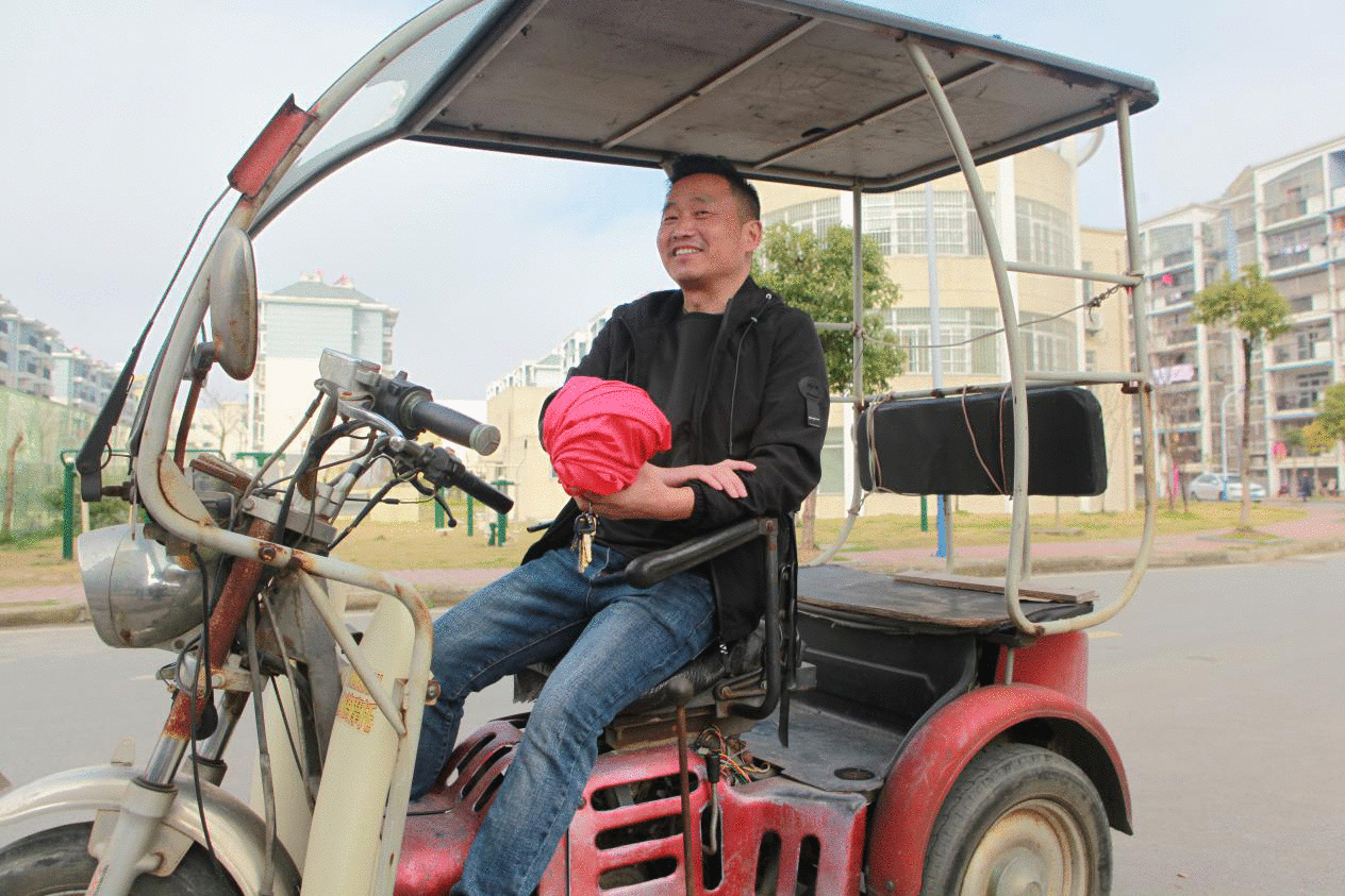 图为胡之勤和他的代步工具。