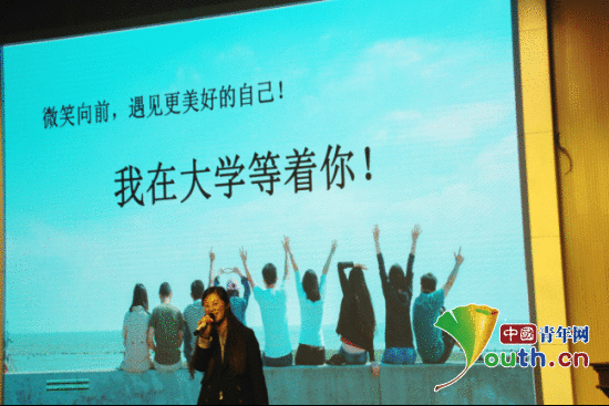 上海外国语大学研支团成员在东联现代中学高三学生做励志讲座。