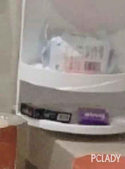 杨超越秒删烟盒照，抽烟伤皮肤
