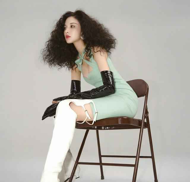 古力娜扎身穿斑马条纹上衣，爆炸头搭配紫色指甲，轻松美出国际范