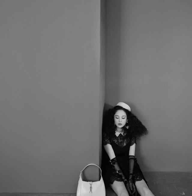 古力娜扎身穿斑马条纹上衣，爆炸头搭配紫色指甲，轻松美出国际范