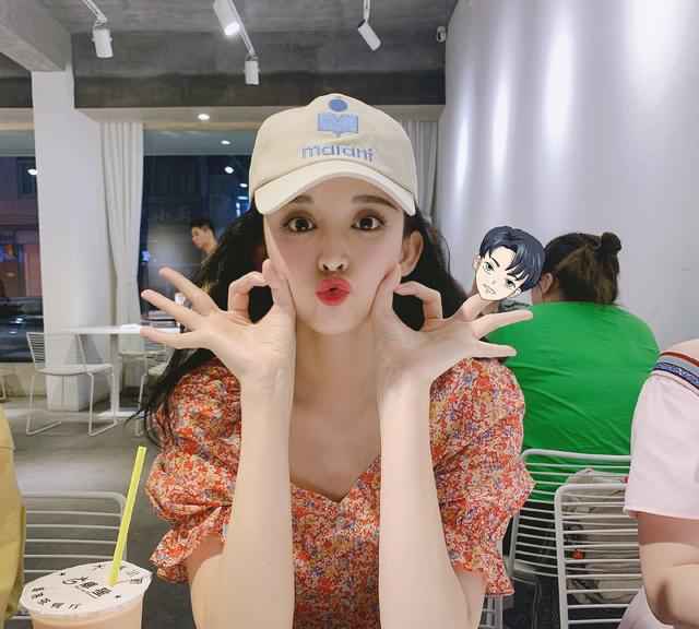 古力娜扎身穿斑马条纹上衣，爆炸头搭配紫色指甲，轻松美出国际范