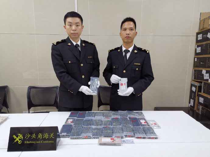 两男子身藏120部iPhone入境被查