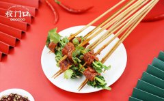 <b>校门口盘盘油卤串串，新式油卤串串新吃法，色香俱全，好吃过瘾</b>